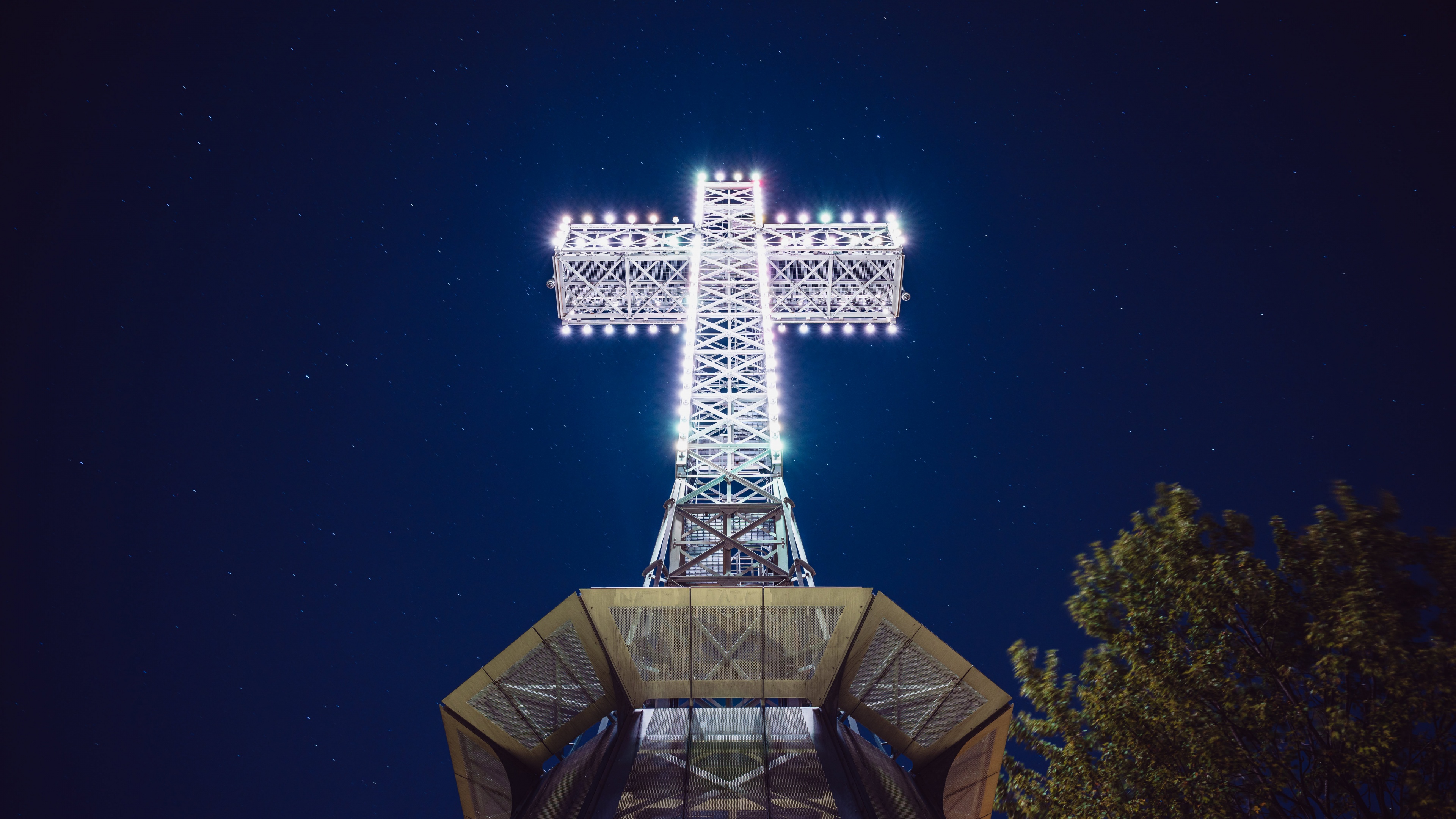 Mount Royal Cross Wallpaper